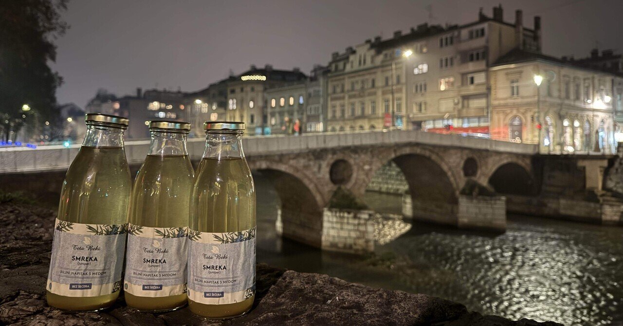 ネズの木　ジュニパー のカゴ ネズの木 ジュニパー のカゴ ネズの木 ジュニパー のカゴ