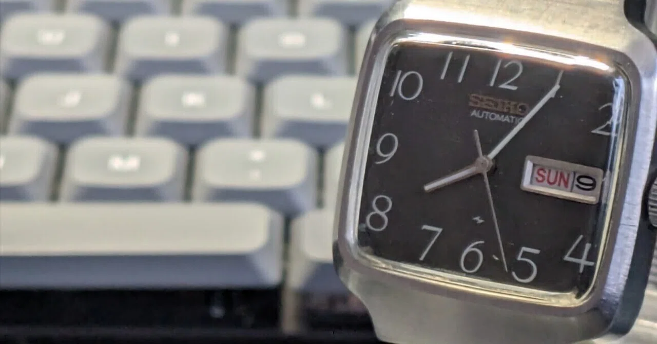 No.365 | Seiko | 2409-3010 | プラなのに風防は接着する時計｜とある 