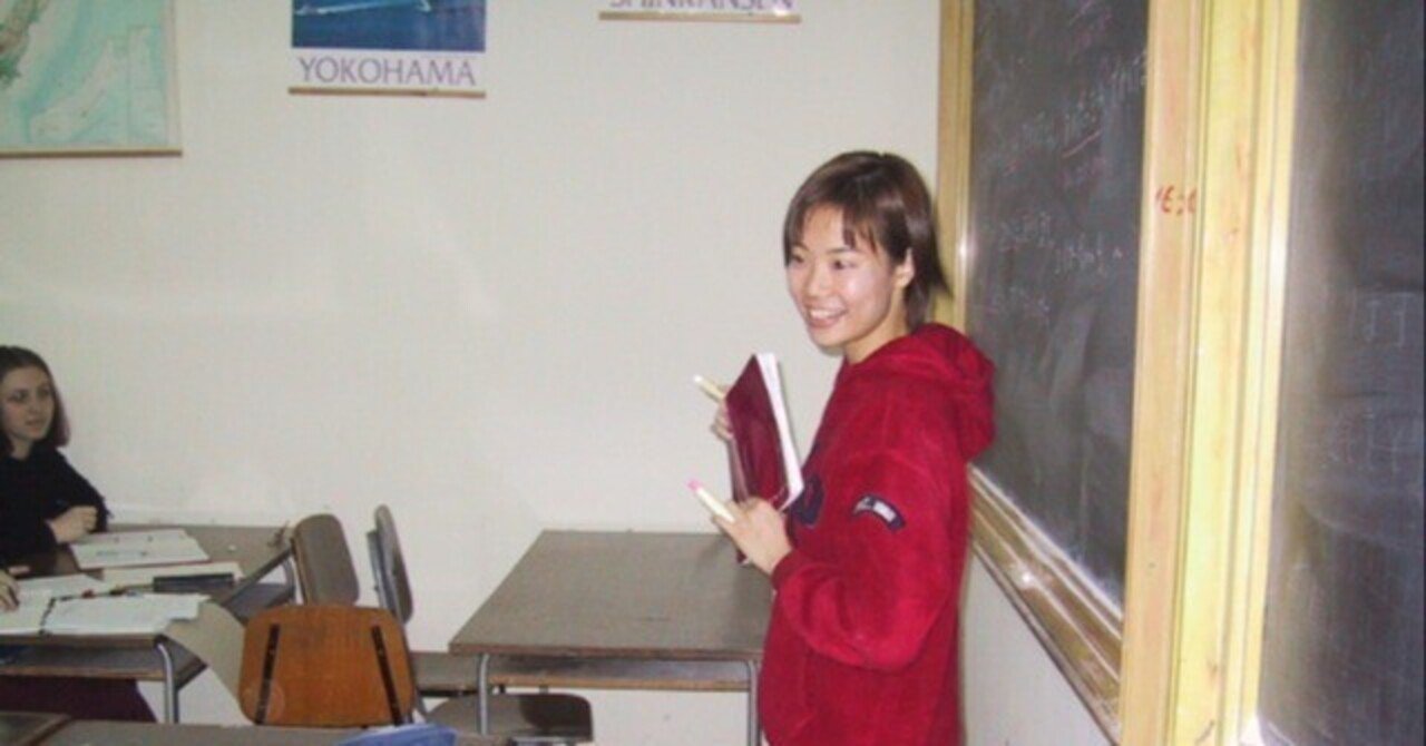 私4：ルーマニアで月40ドルで働く。教科書もコピーもなく、キーキーいう黒板しかない環境での授業。｜Yoshino Yamamoto