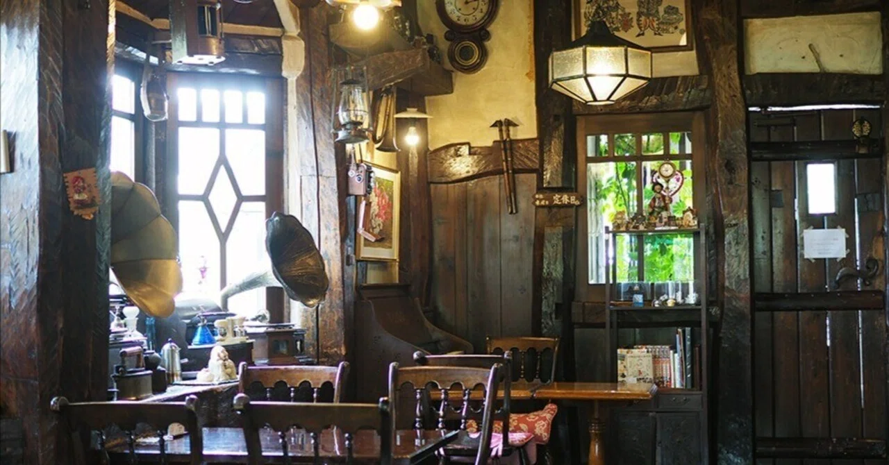 新潟・石打邪宗門｜教会を思わせる外観が目印のクラシカルなカフェ
