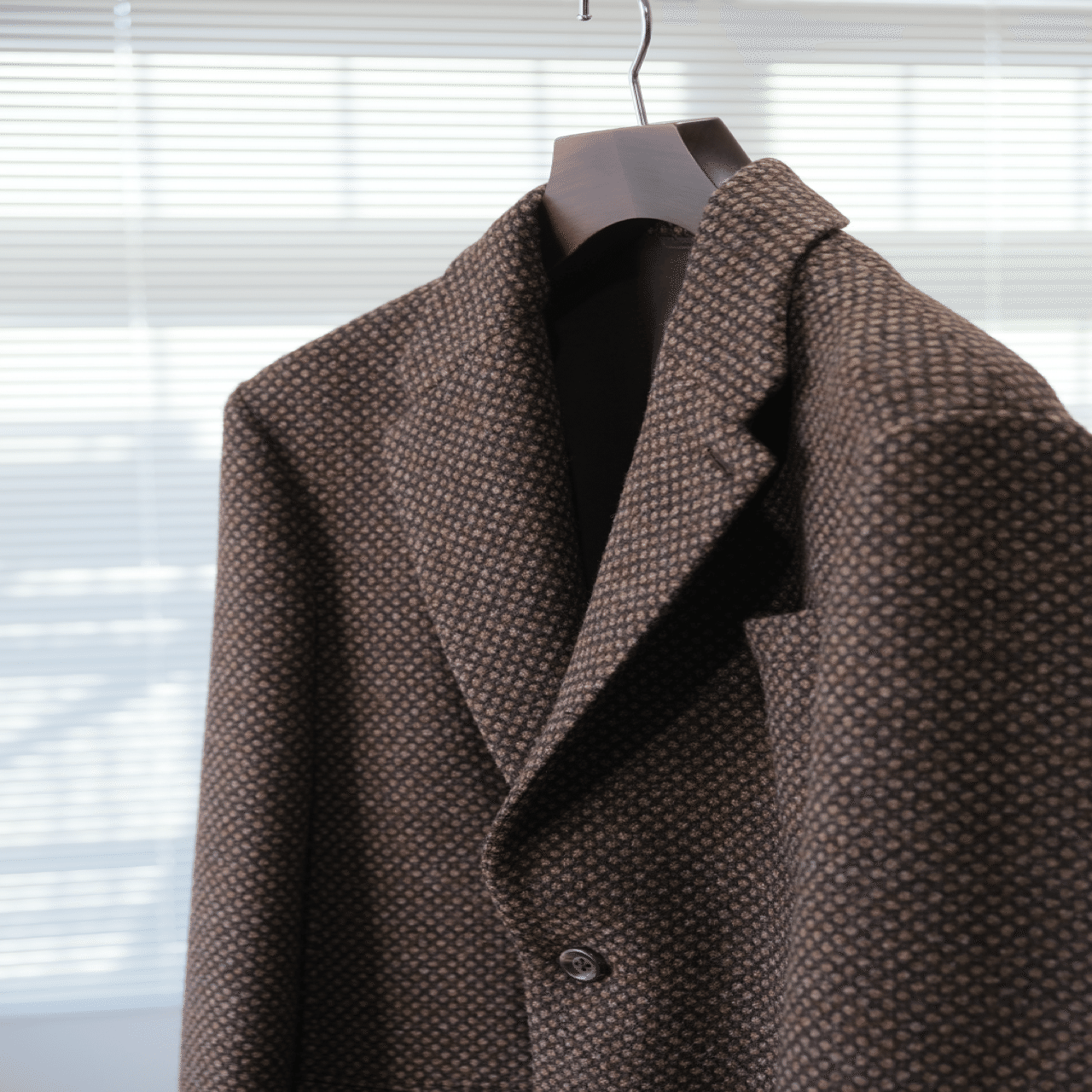 BISOWNのジャケットとスラックス｜水岡