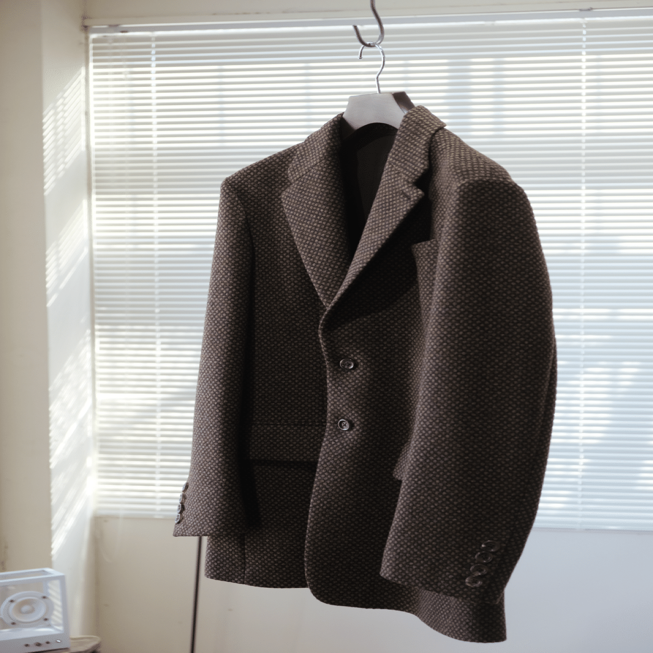 BISOWNのジャケットとスラックス｜水岡