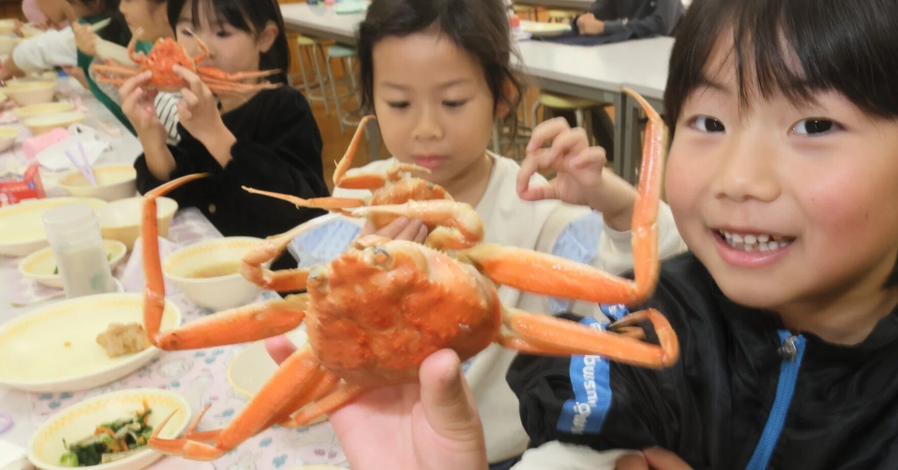 セコガニ給食味わう／新温泉町の6小学校／「内子より外子が好き