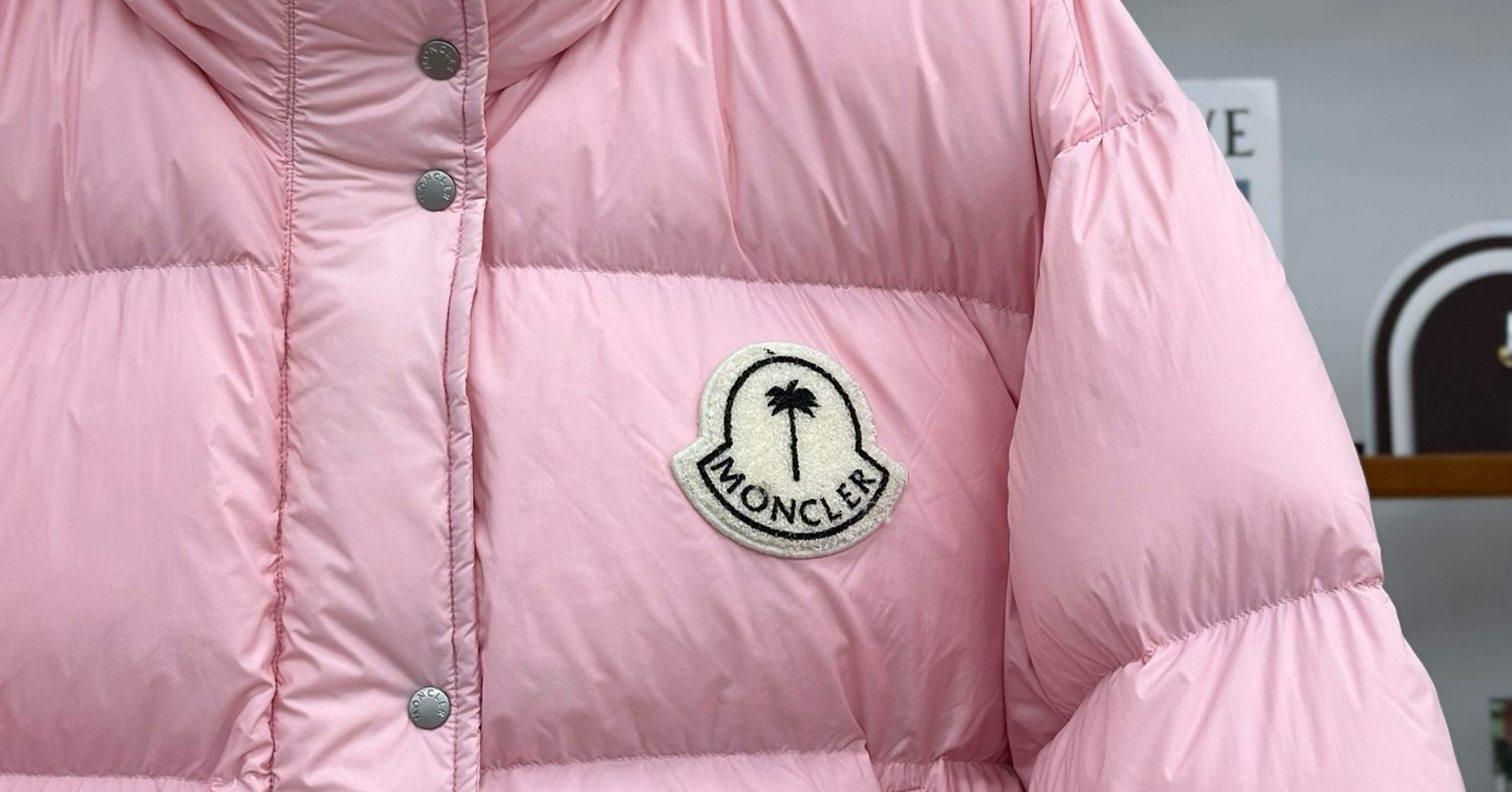 モンクレール x パーム・エンジェルス アントラ ショートダウン