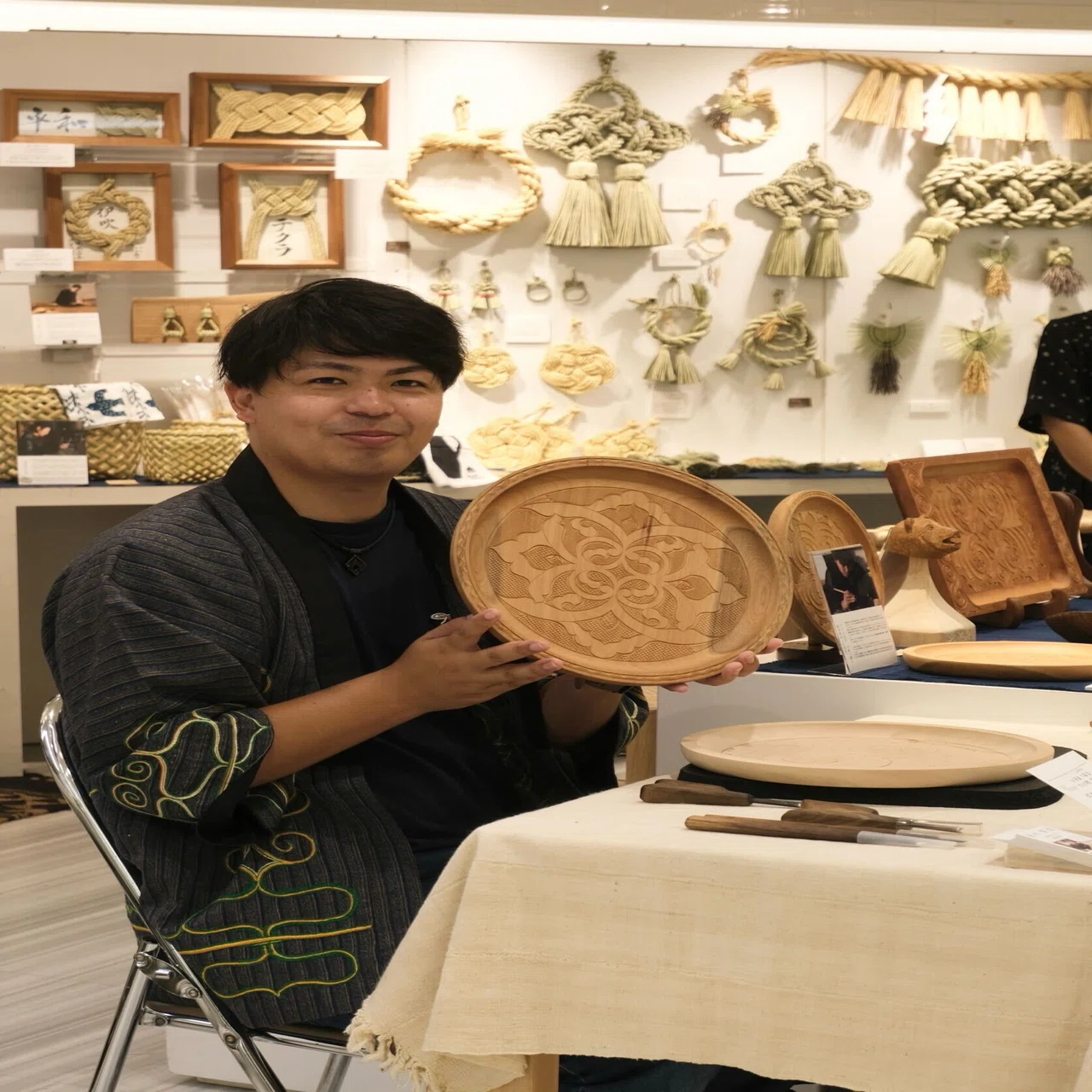 伝統と革新を彫る。北海道アイヌ工芸職人、岡本さんの情熱に密着！｜北堂