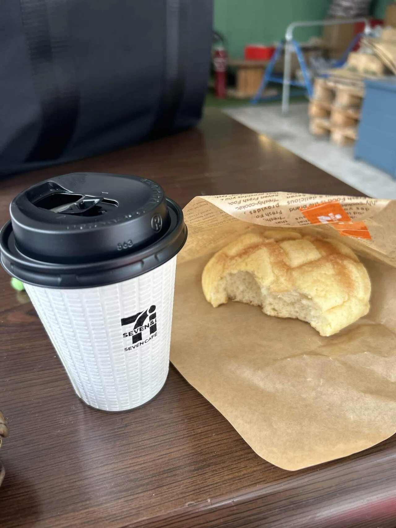 セブンイレブンの焼きたてパンを食べてみたら心まで温まった｜まえだあきら