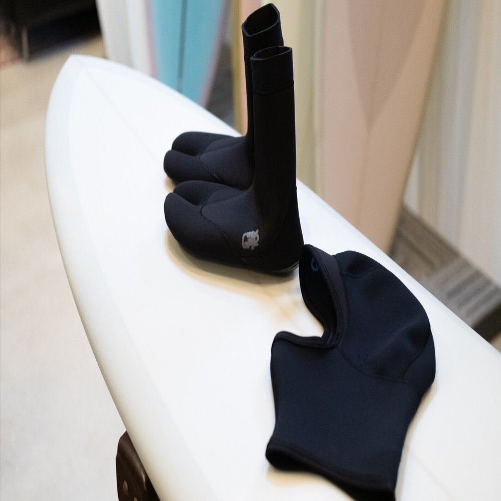 Surf GripからAIR-SKIN 1mm Light HOODとthermo BLACK＋ Split Sox 3mm