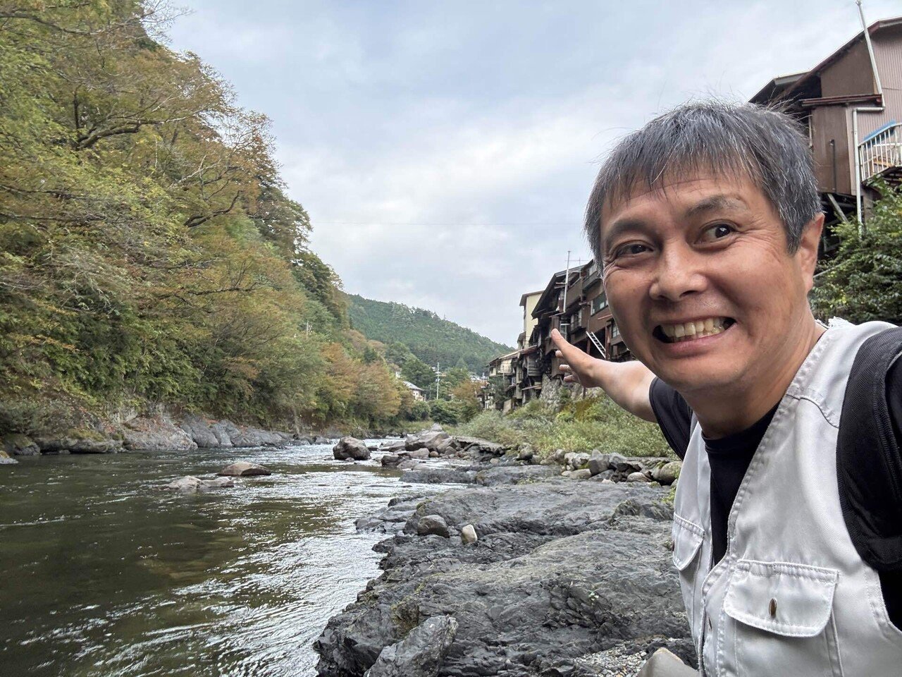 木曽福島町の行人橋近くには、足湯もあり、スロープを下りればすぐそばには木曽川が