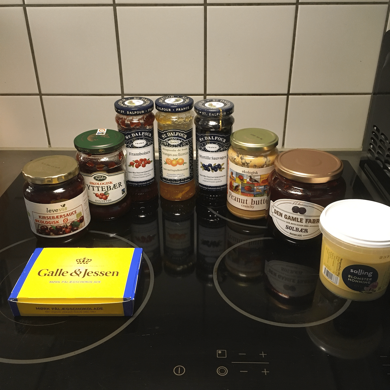 以前、お茶コレクションを紹介しましたが、こちらはジャム・コレクションです!(正確にはパンにのせるもの)左から、チョコ・チェリー・コケモモ・フランボワーズ・マーマレード・ブルベリー・ピーナッツバター・ソルベリー・蜂蜜です。いつの間にかかなり増えてしまった (笑) ちなみにお気に入りは、以前「ムーミン・ママのジャム」として紹介したコケモモ のジャムです♪ https://note.com/hiroshi_higuchi/n/nd6a6779a04dc 画像1