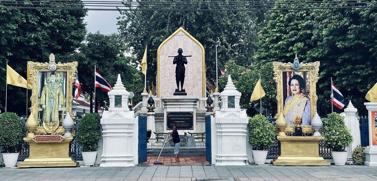 タイ生活🇹🇭】王宮広場の弔問と、ファッションで辿るクイーン