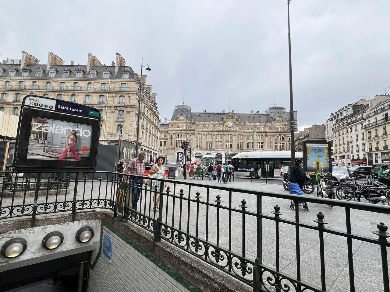 芸術と刺激の街 モンマルトル｜母と娘のパリ日記2025-12｜nana｜母と娘