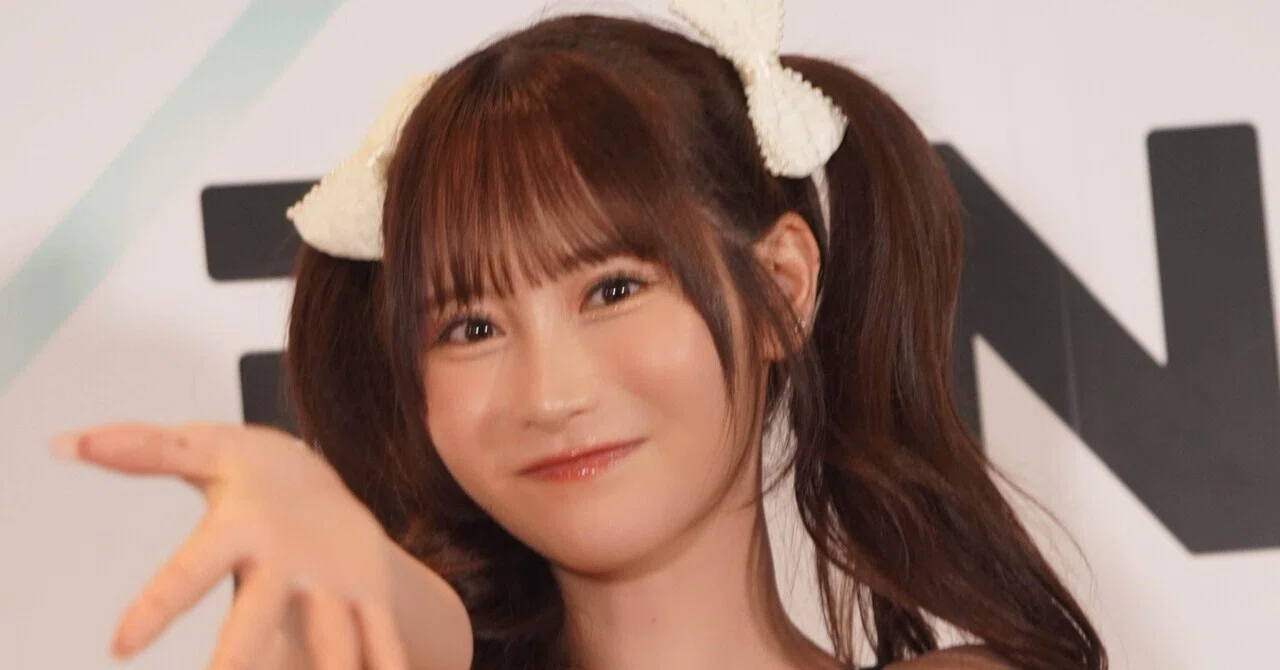 小野六花さんがパチンコ店来店時に着用した銀色のブレスレットに色紙と