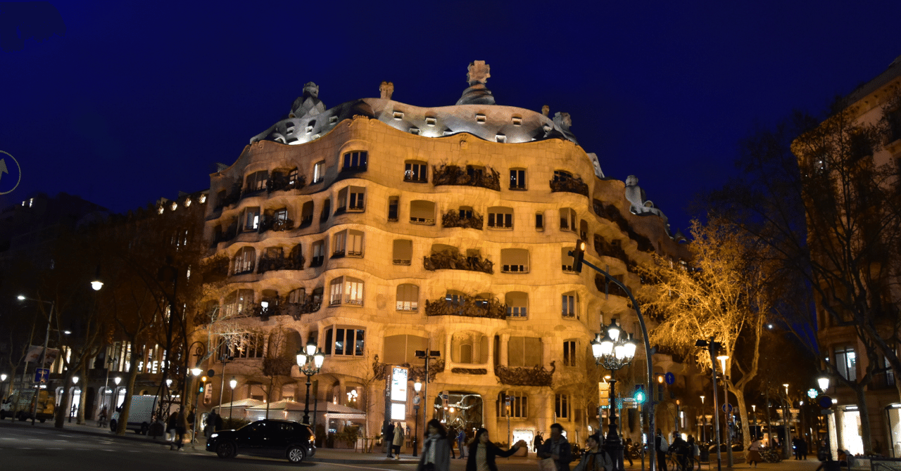 3 9 バルセロナ カサ ミラの中にある曲線美がガウディの全てを物語る はなも ん Note