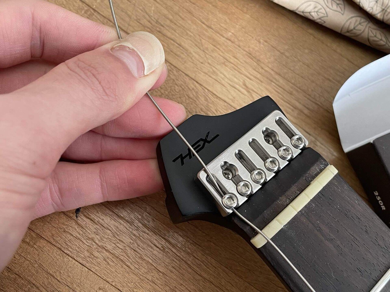 Hex Guitars N400の弦交換｜不死鳥