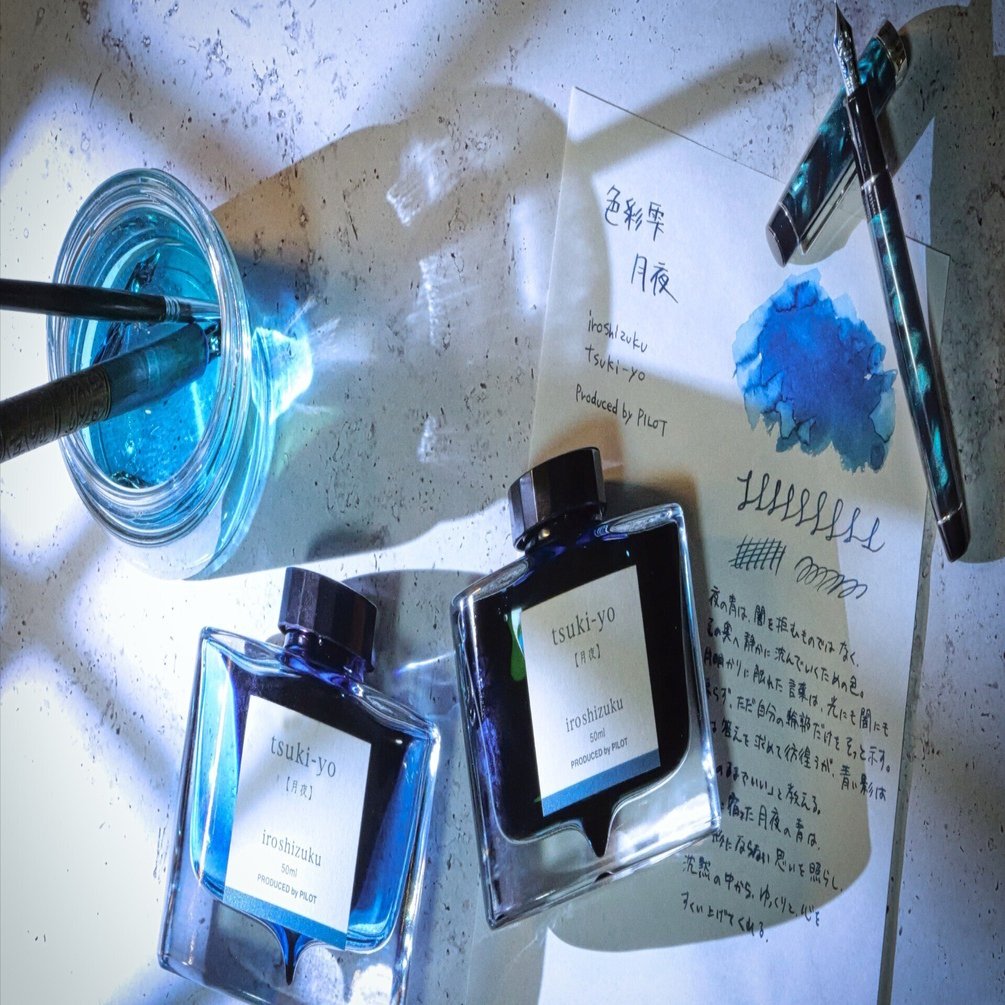 思索の底にゆっくり灯る青：色彩雫「月夜」｜Hideo Takehara