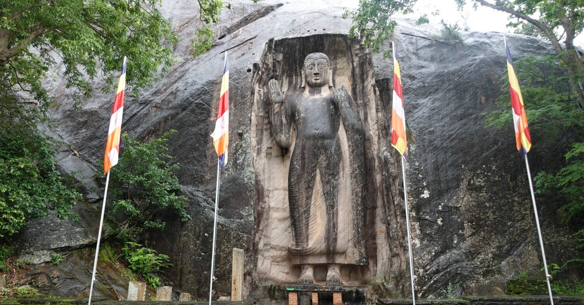サッセールワ大仏～スリランカの山中にひっそりと佇む傑作仏像を訪ねて
