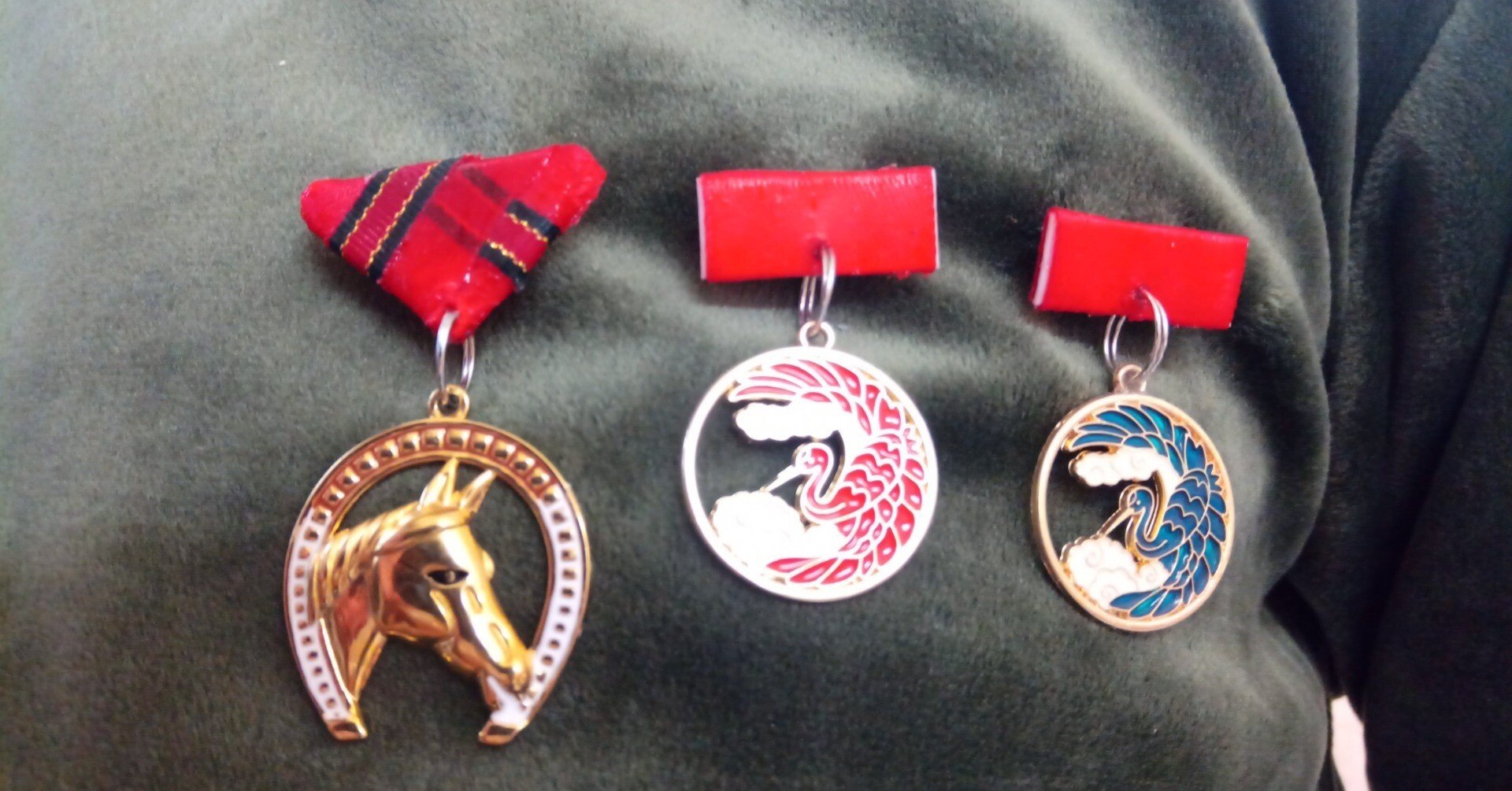 早速 買ったアクセサリーを改造して勲章型に｜COPAN