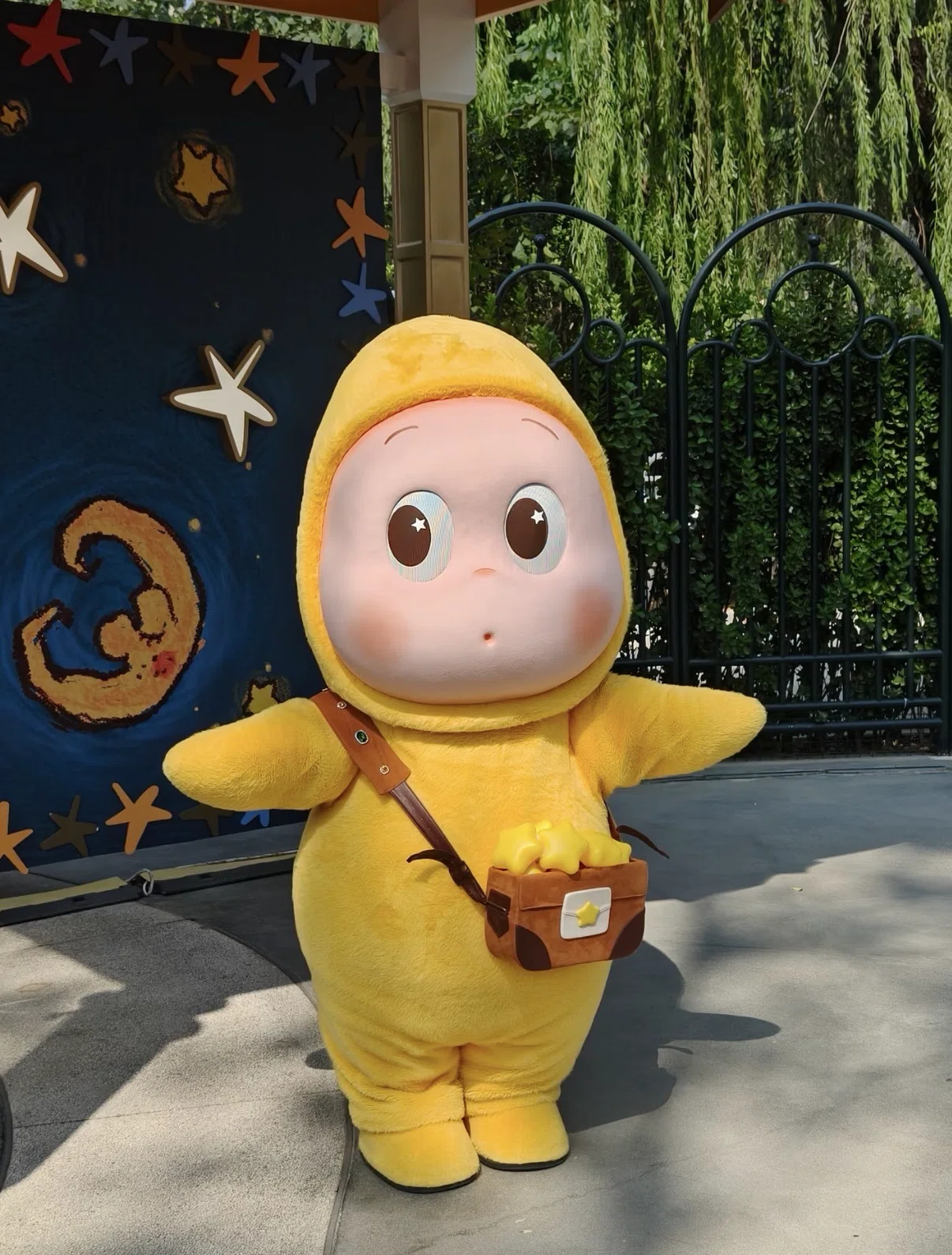 黄色のキャラクター人形 赤いリボン付き どこかで見たことある黄色い「兄弟」。どっちが兄でどっちが弟