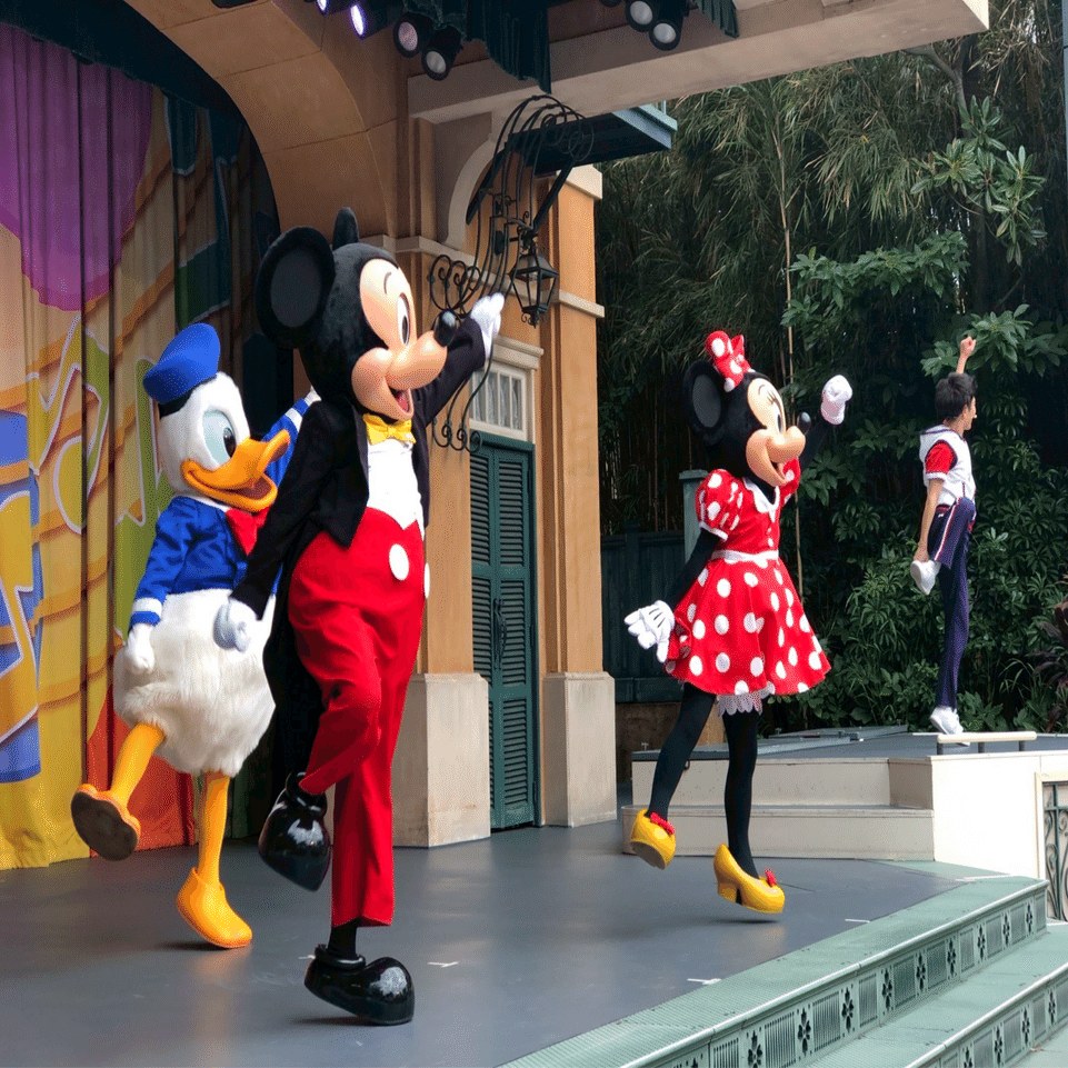 ディズニー×1歳】ミニーの部屋に興味津々な娘（写真）｜まいたけ@AI