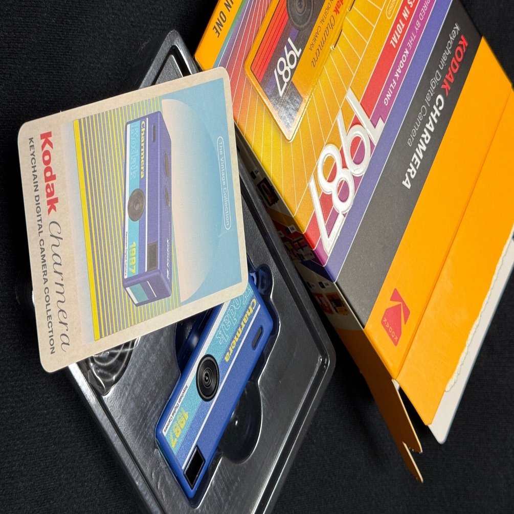 Kodak charmera ブルーを欲しかったが、黒か赤が出てしまった方 KODAK CHARMERA】海外で即完売した人気トイカメラを、写真家が本気で