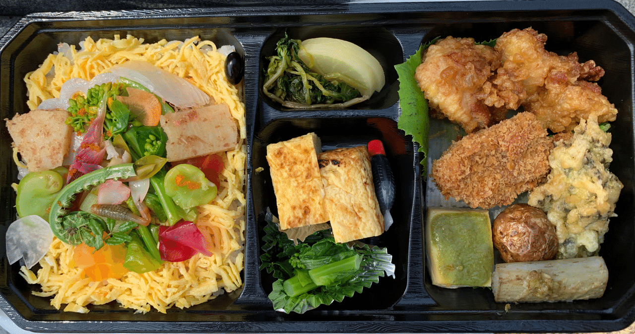 今日のランチ 山菜弁当 春野菜ちらし寿司 タラの芽天ぷら ウド蕗味噌焼き 豆腐木の芽田楽 わさび菜 やカタクリと金魚草のお浸し等 春の恵み 山の恵みを満喫 おいしかったです Noriri Note