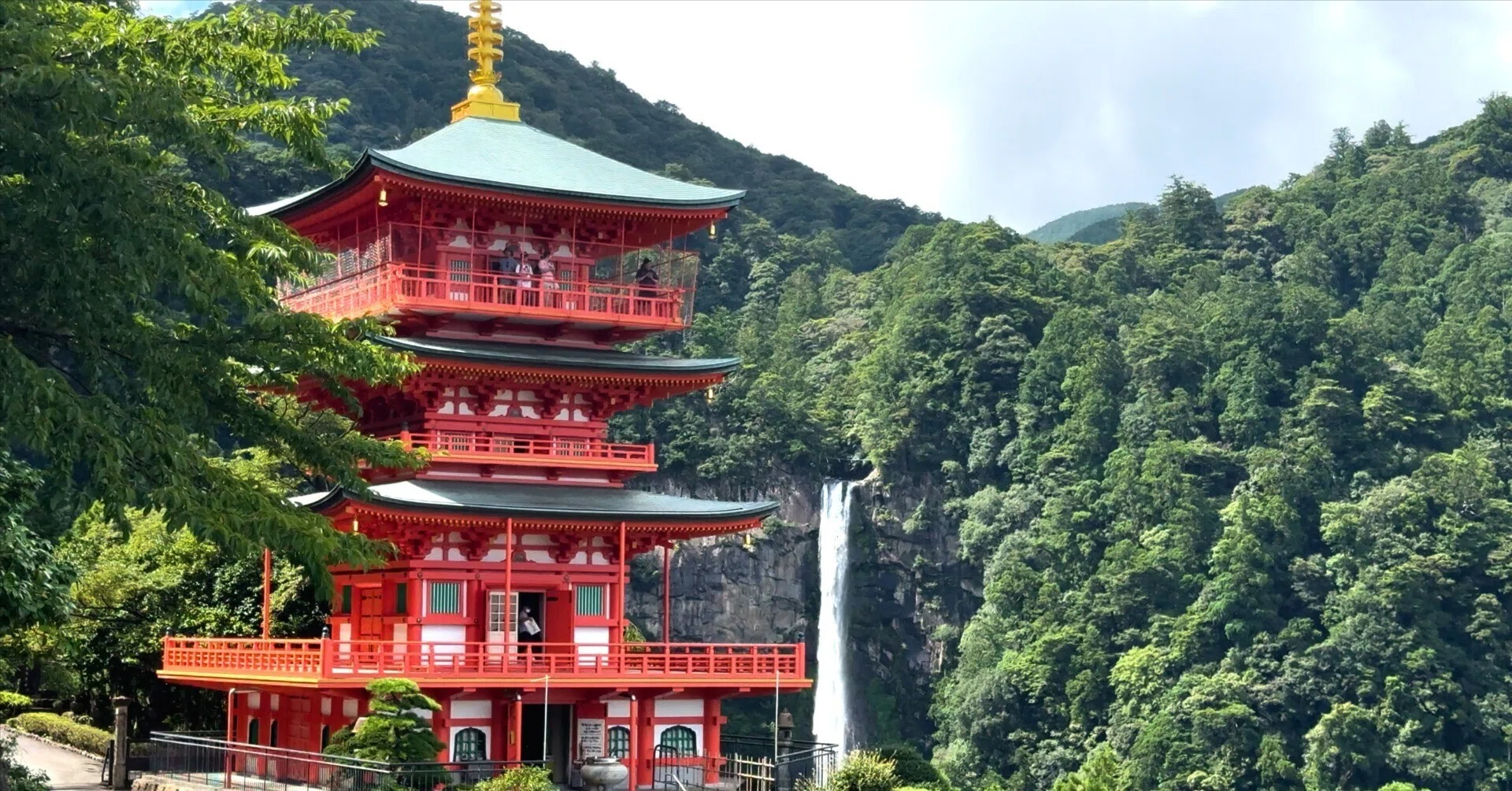 西国三十三所「第一番」──那智山・青岸渡寺。圧巻のスケールと“胎内