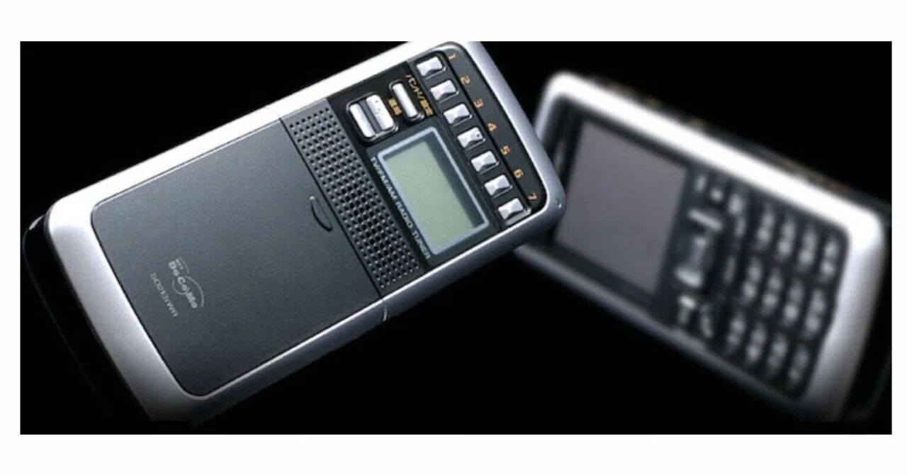 今の時代に見かけないAMラジオ搭載携帯電話(ガラケー)がかつてSonyが