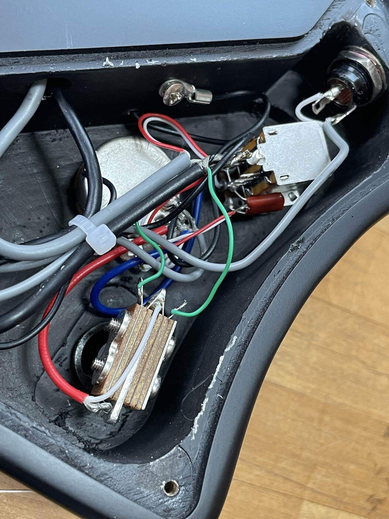 Hex Guitars N400にFLEORのピックアップを取り付ける｜不死鳥