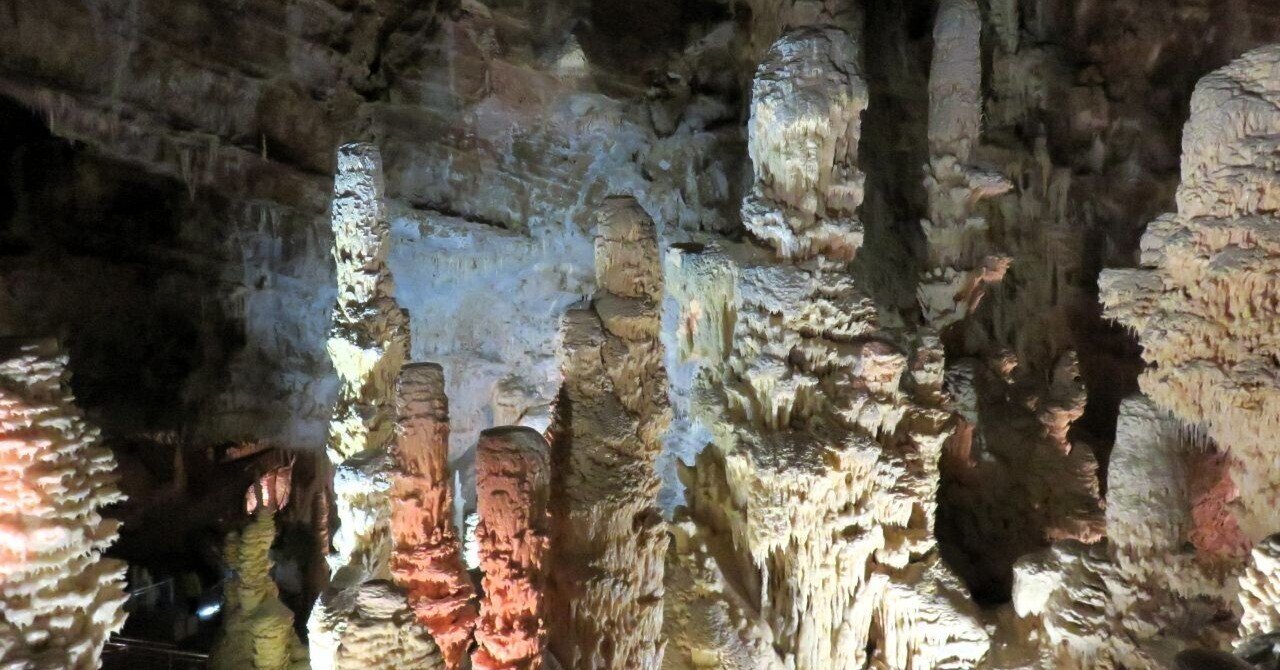 山の中に隠されていた神秘的な空間、フラサッシ鍾乳洞｜Natsuko Tomi