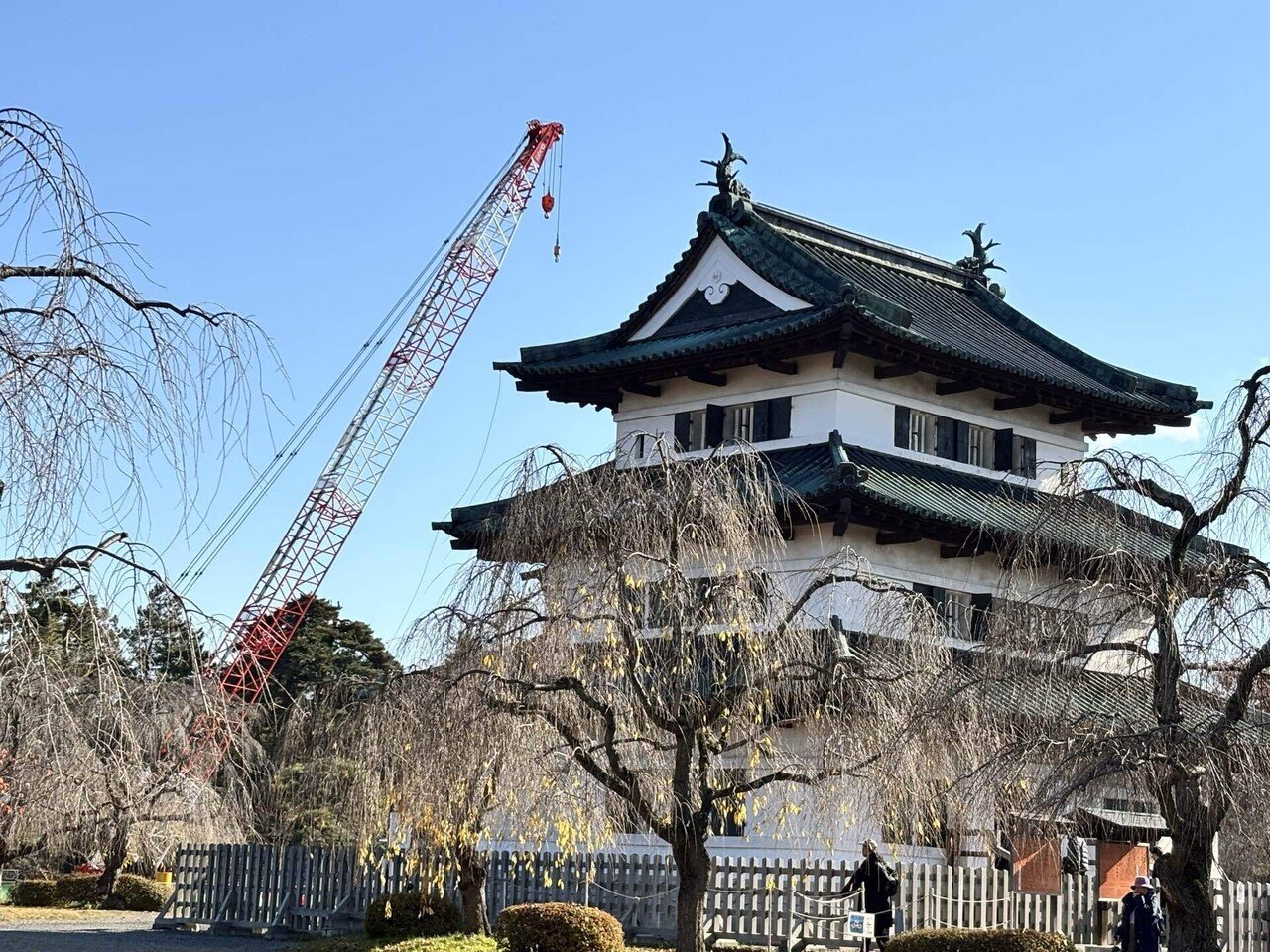 今週末、弘前城へ行くべし！“曳き戻し前の天守”は今だけですぜ｜城と