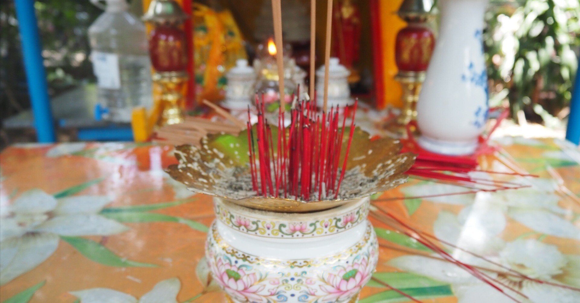 ベトナム、ホーチミン製・祭壇人形2体と蝋燭立て ベトナム、ホーチミン製・祭壇人形2体と蝋燭立て