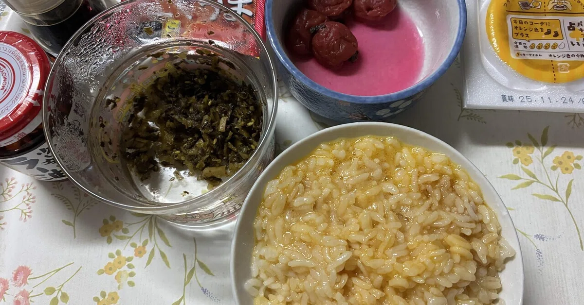 [Today's Dinner] Egg over rice, natto, spicy takana, kimchi, chili oil ...