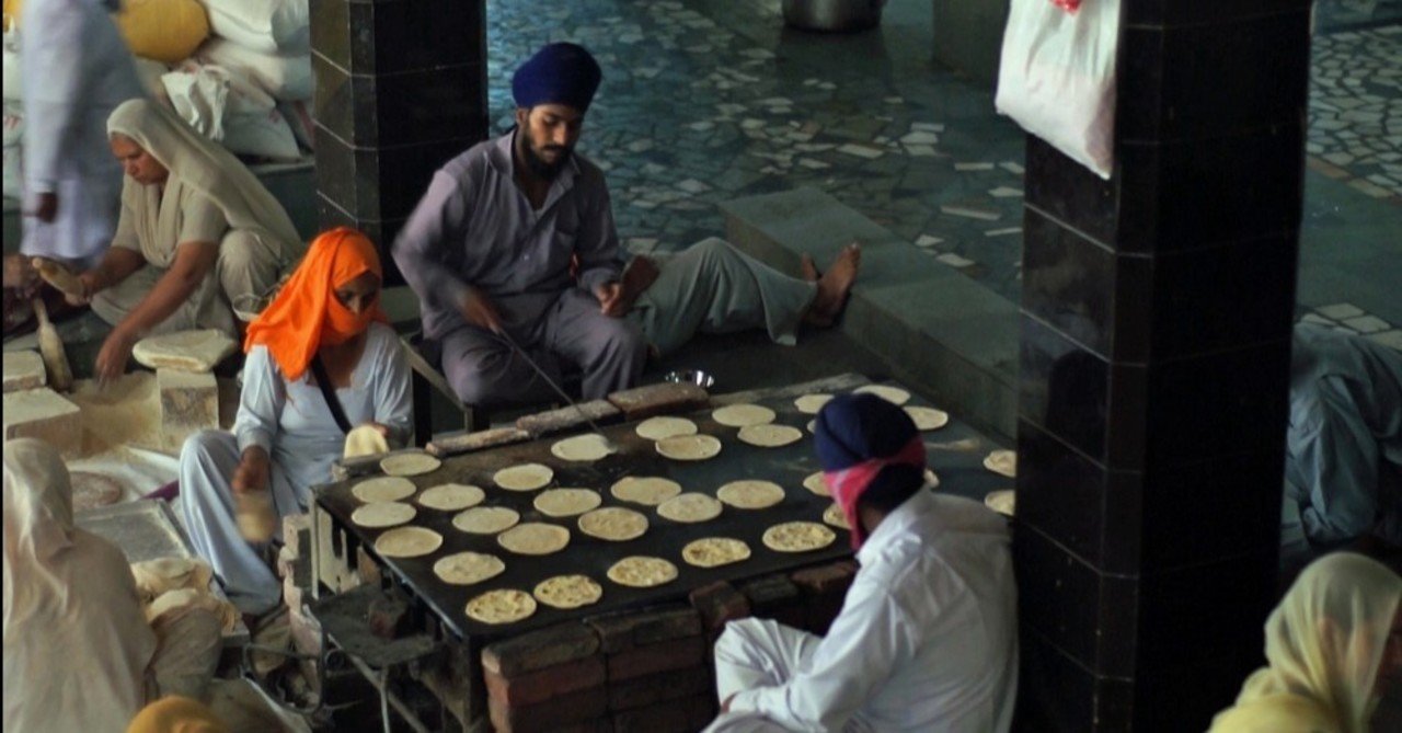 大人数が一斉に食事をするだけの映画『聖者たちの食卓』が世界を映して