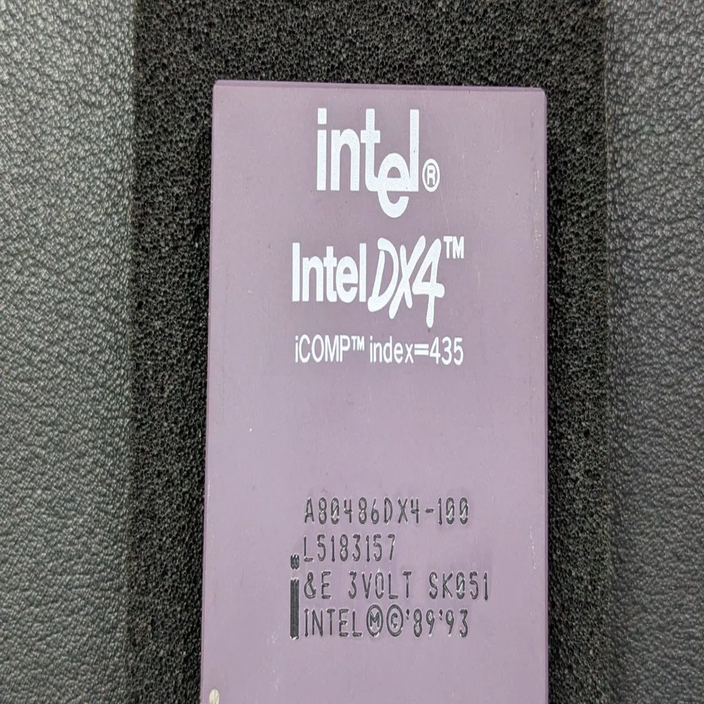 2000年 ― Intelが「Pentium 4」プロセッサを発表。高速クロックと