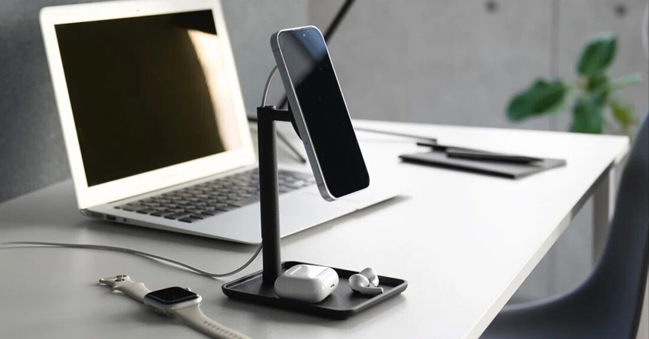 Apple純正のMagSafe充電器を装着し、スタイリッシュに使えるiPhone 