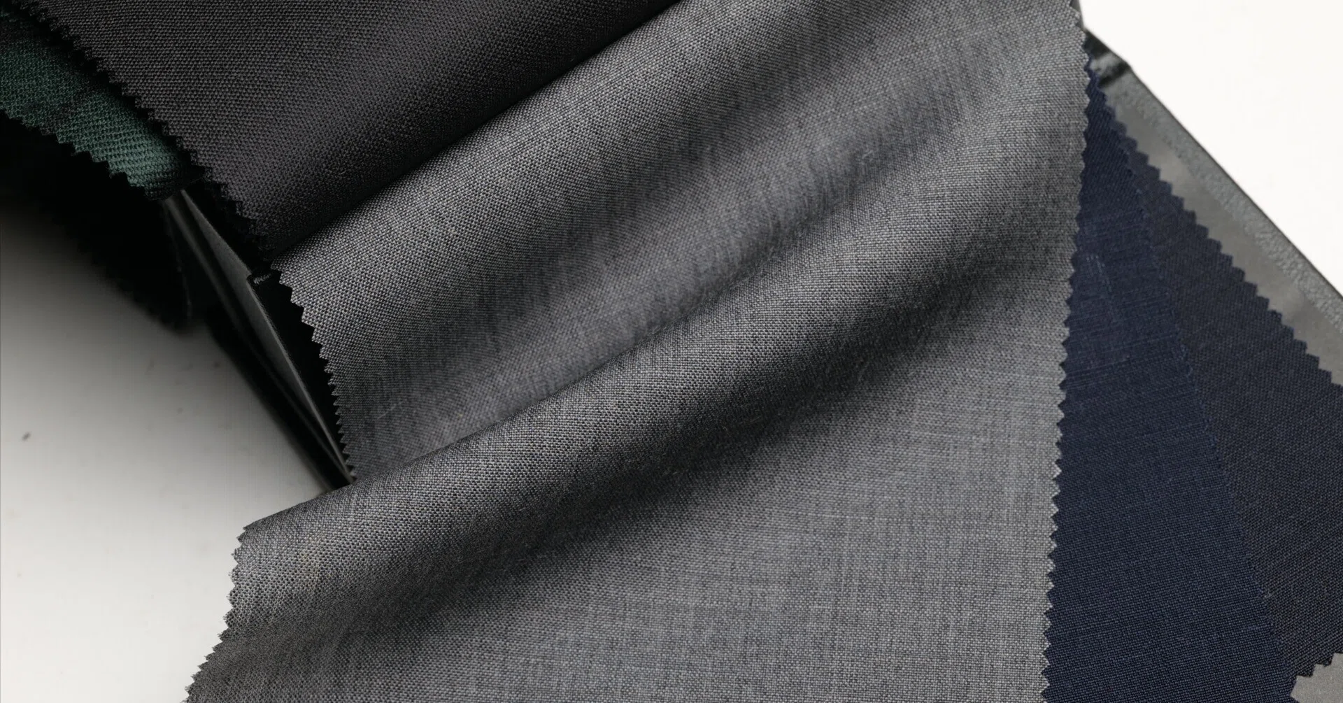 なぜ“高い生地”には Extra Fine Wool と書かれていないのか