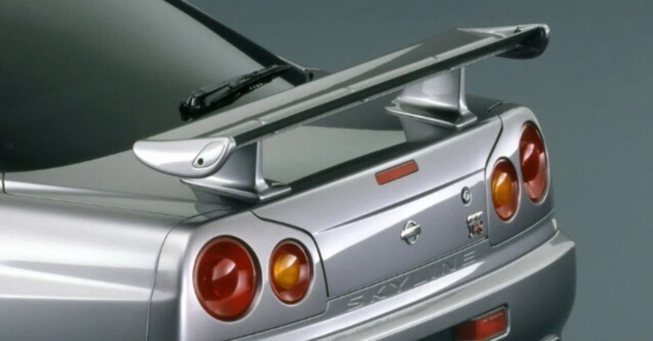 R34 GT-Rのリアウイングは“機能美”で完成された存在｜R34 Heritage Lab