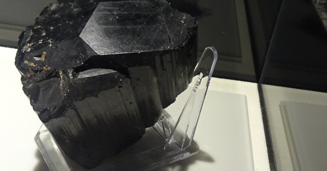 2人の鉱物です重い2,6キロ有りますが材質わわかりません作者のサインあります。 2人の鉱物です重い2,6キロ有りますが材質わわかりませ