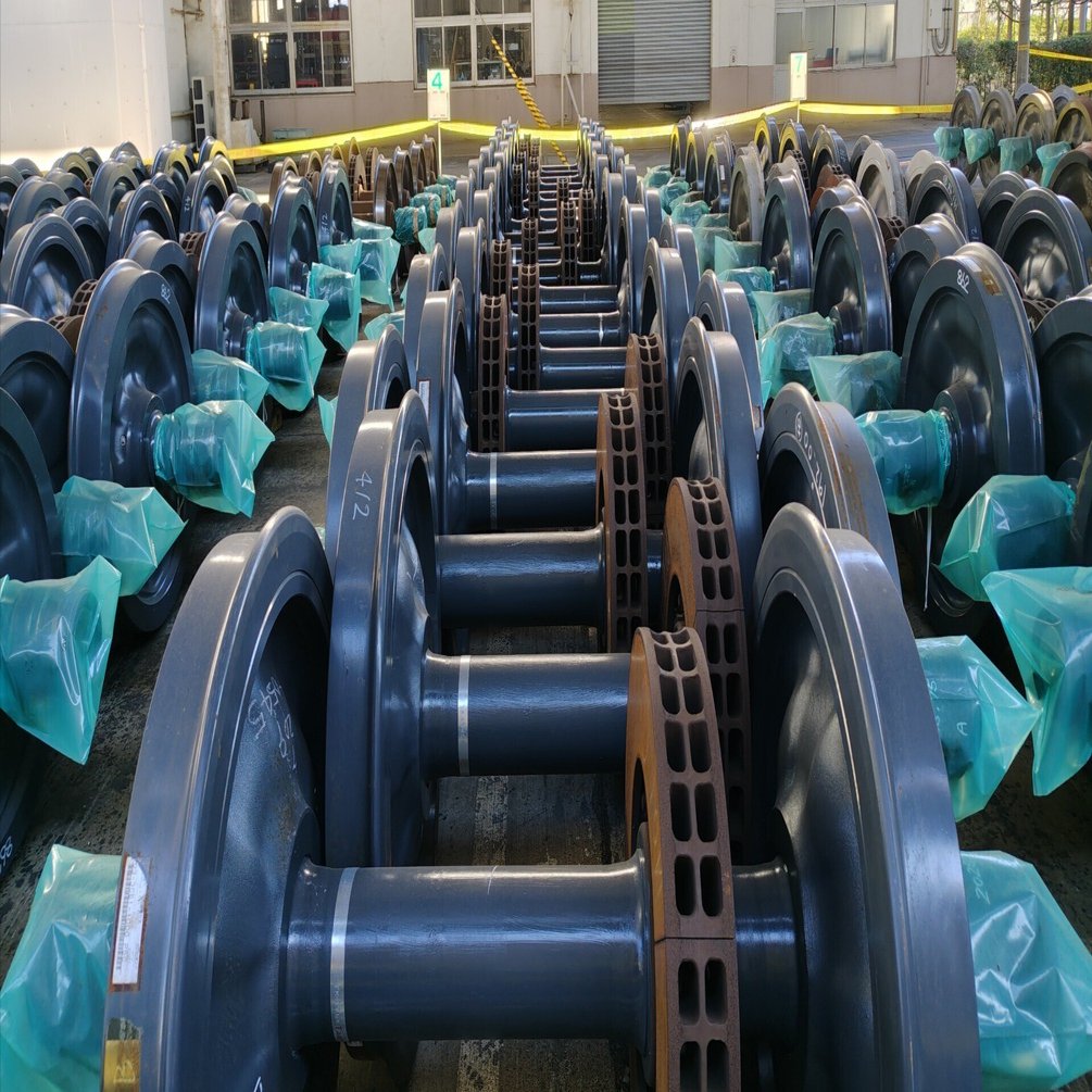 並ぶ鉄車輪 20251122｜ajisashi ajisashi