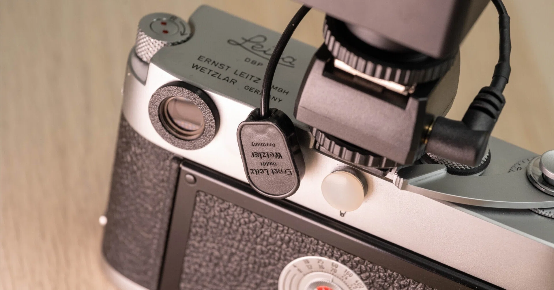 Leica M3でフラッシュを使うのに必須なニップルとクリップオン用