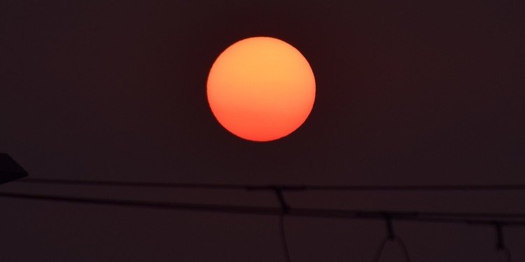 今日は 薄曇りだったので、赤い夕日が見られると思っていた。こういう自然のフィルターがあると、減光フィルターを着けなくても 黒点が写る。今日の太陽黒点は無し。