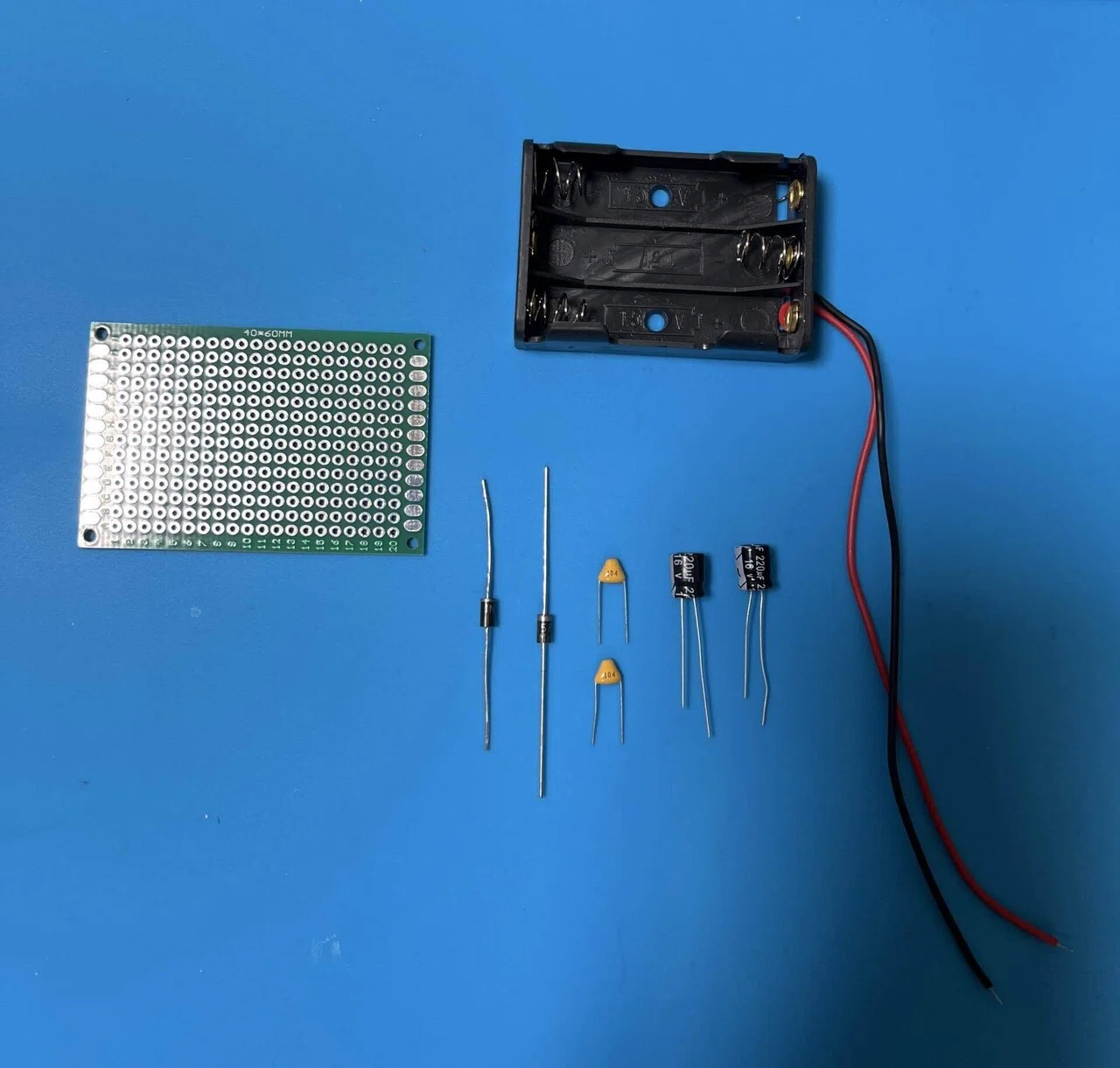 ✓ TEMUの644円時計に、ユニバーサル基板化した“本物の電源回路”を