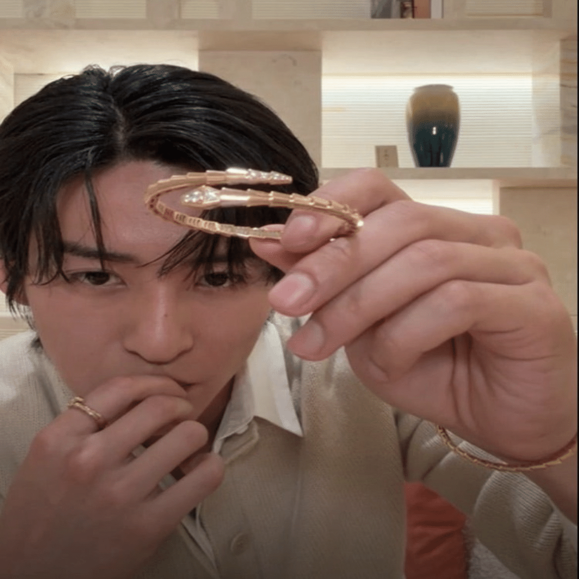 SnowMan🖤 目黒蓮、ブルガリ ‒ 私物まとめ｜たまゆき⛄️