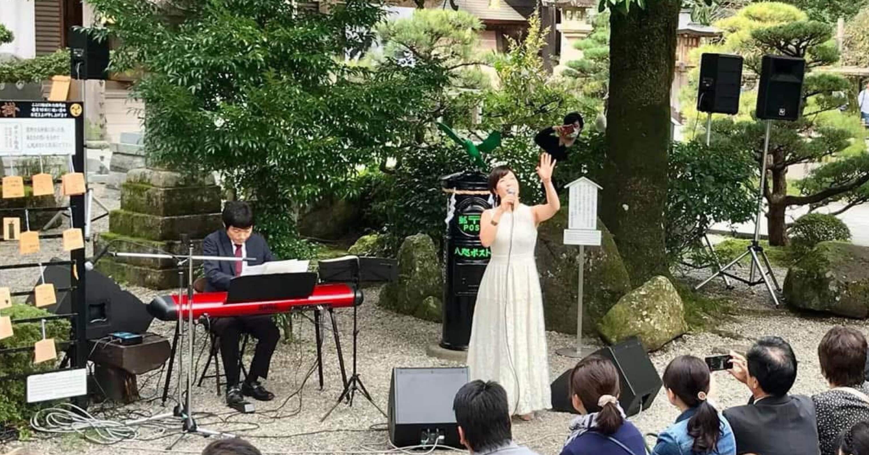 6年前の秋🍂八咫烏が乗る黒丸ポスト、八咫ポストの隣で歌唱奉納させて