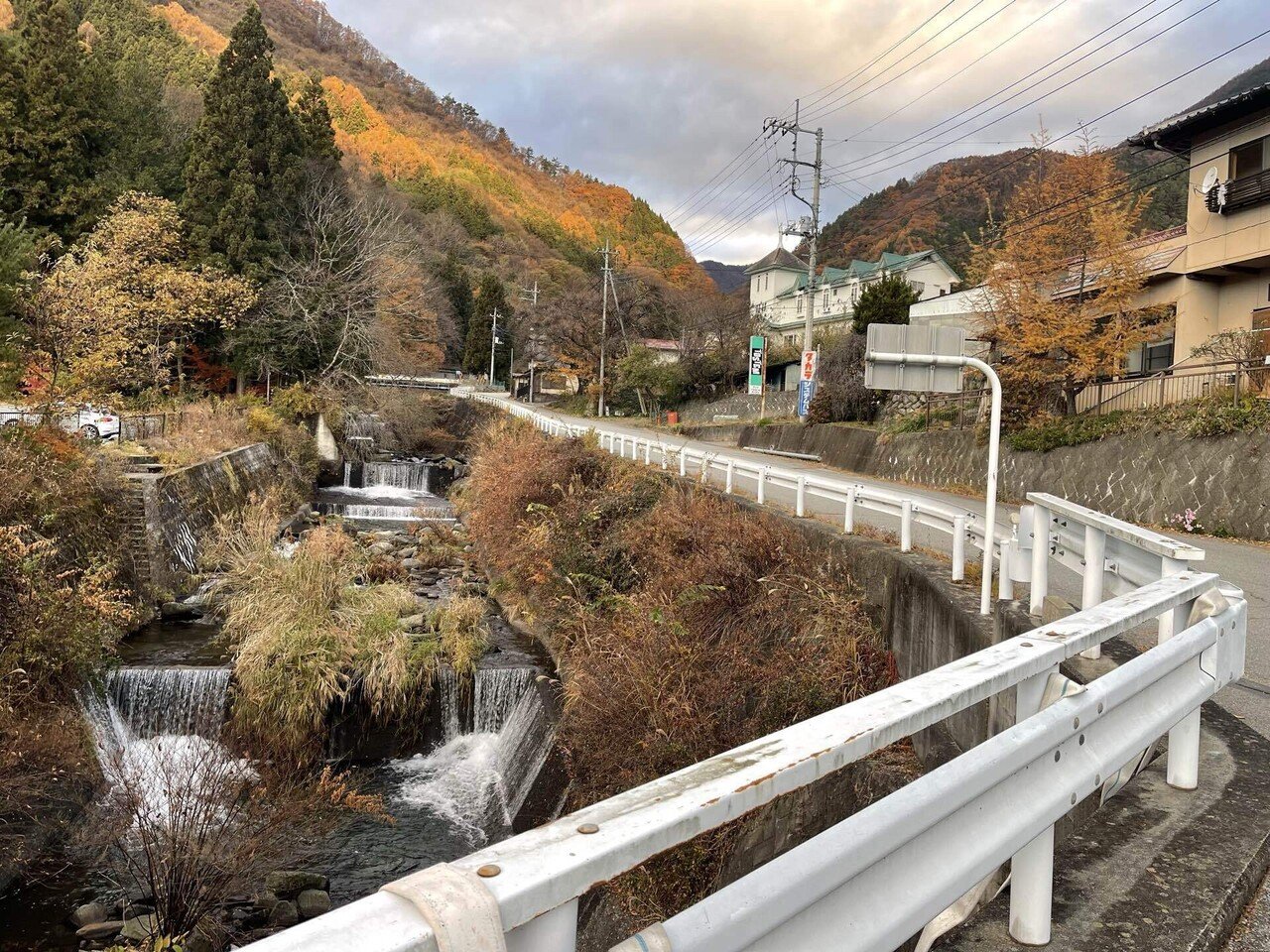 山奥 西上州・兜岩山から荒船山。イワザクラ咲く奇岩探訪と展望広がる新緑の