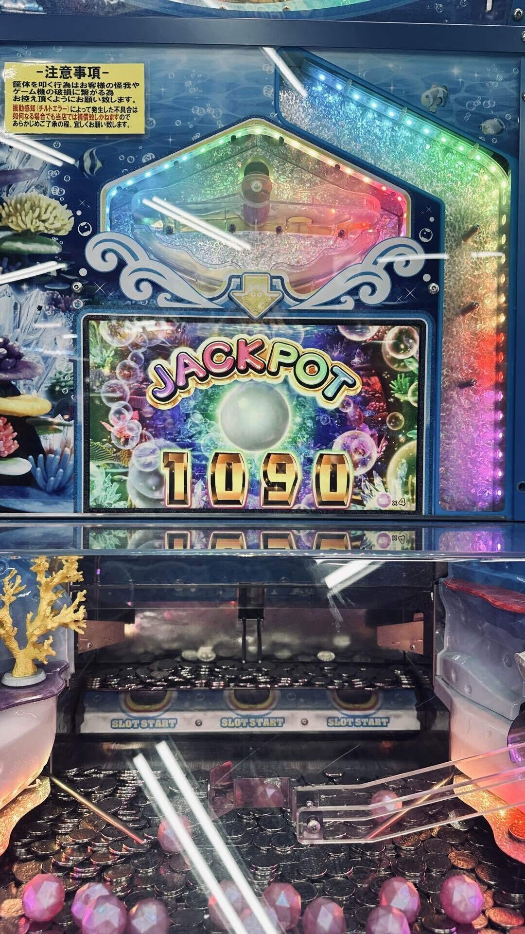 休日にゲーセンでメダルゲームで1人で遊んでるおじさんって何考えてるの？｜さささ