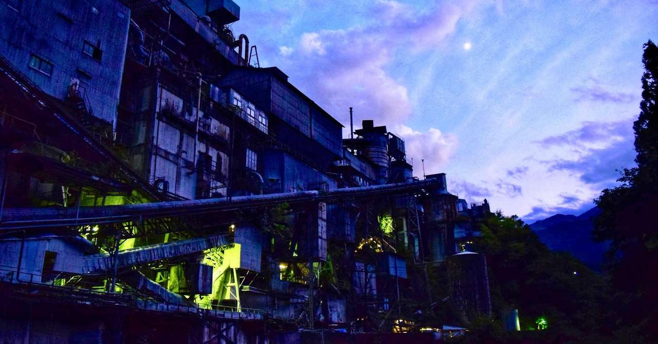 工場 エモい廃墟 奥多摩の超巨大要塞の夕景を歩く イオ子の不思議なb級スポット 旅の音楽家 Studio Iota Label スタジオ イオタ Note