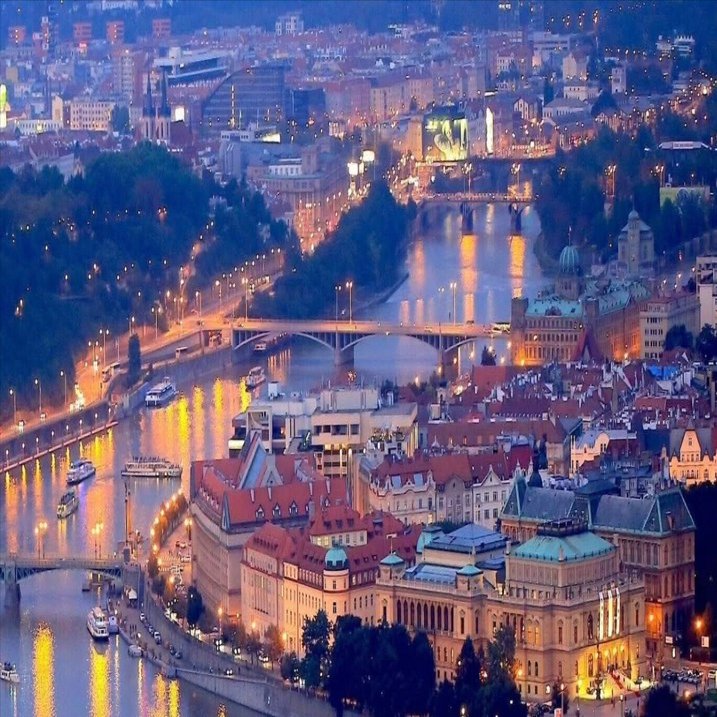 水面に映える灯り、赤い屋根のモザイク、それがプラハの美しい夜景