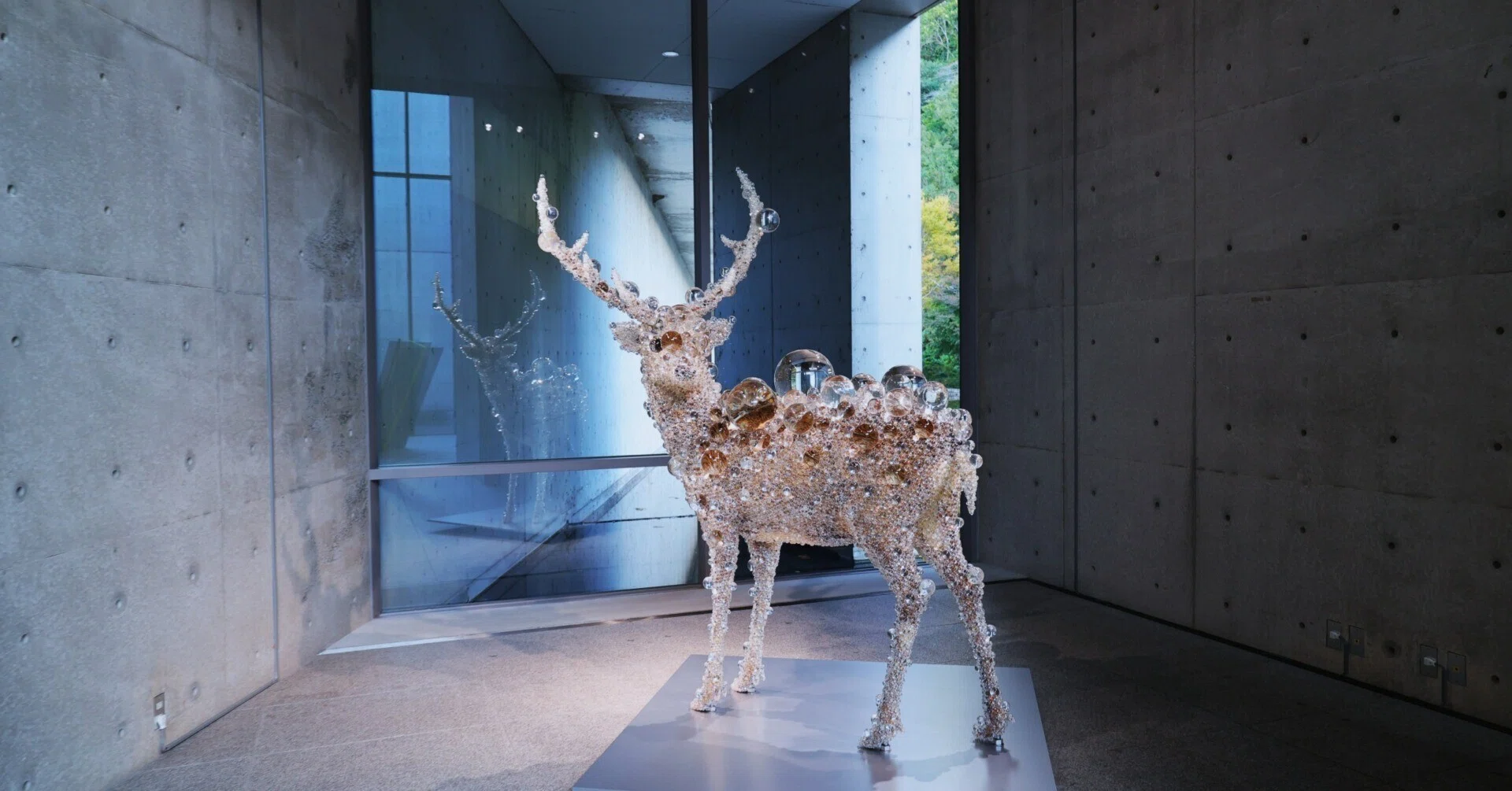 写真】夕刻,高梁市成羽美術館で「鹿」と対話する｜Abbey -旅するように