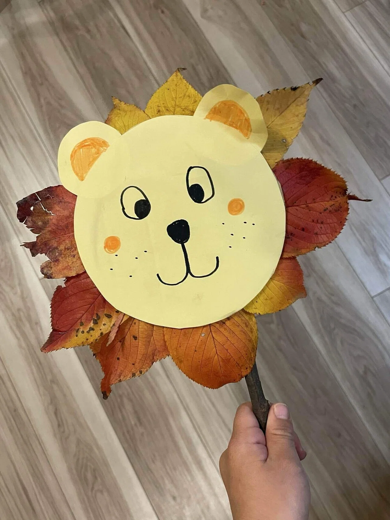 子供と秋のお製作】紅葉でつくるライオンさん｜Lico